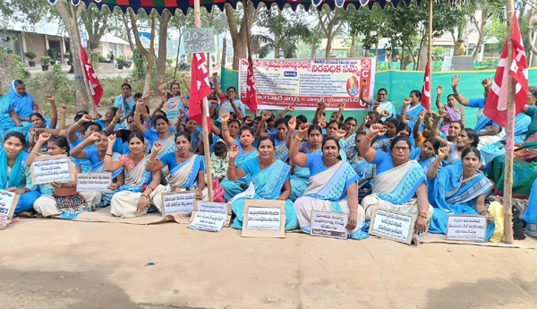 anganwadi workers strike 20th day kakinada