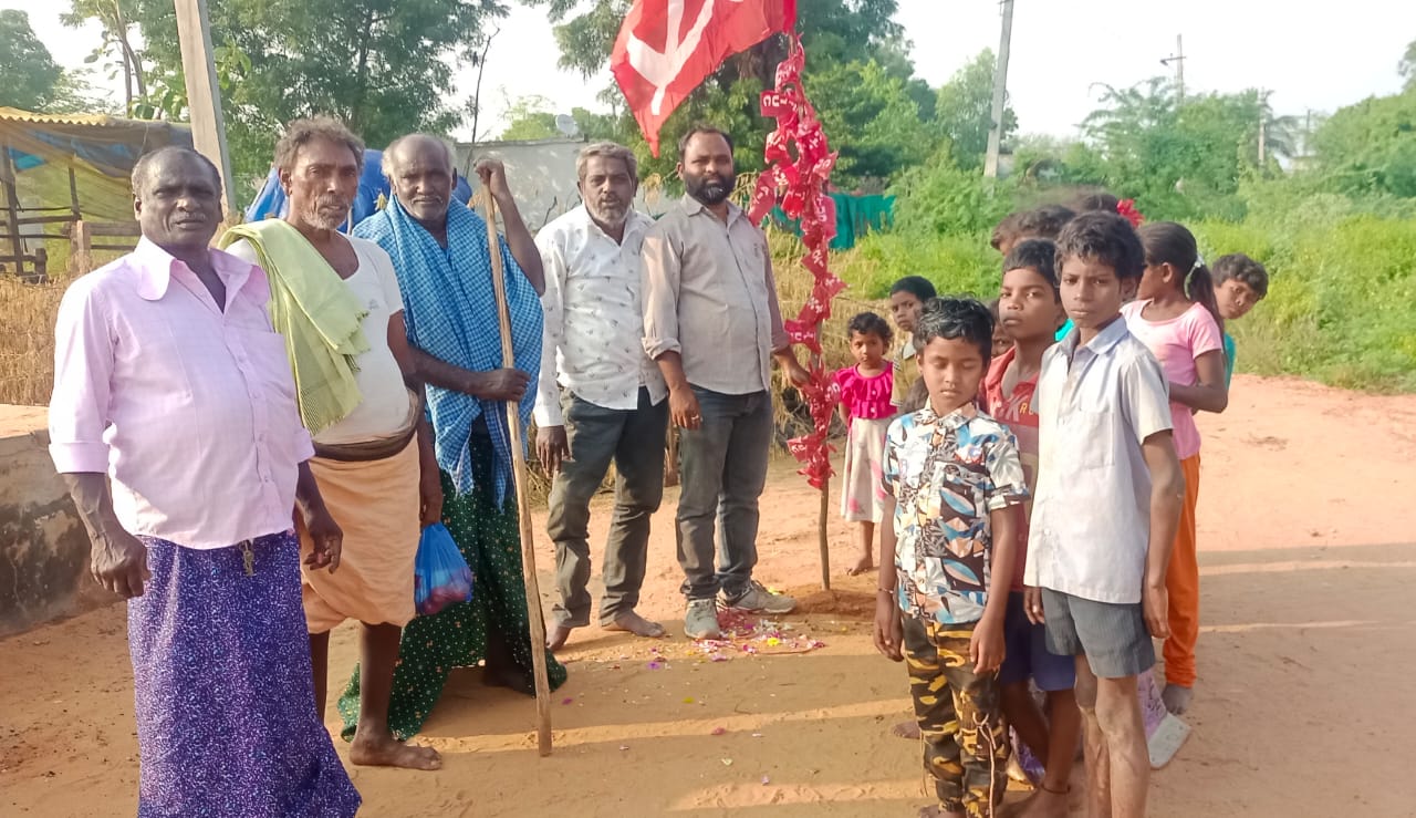 ఫొటో : సిపిఐ జెండా ఆవిష్కరిస్తున్న నాయకులు దమ్ము దర్గాబాబు