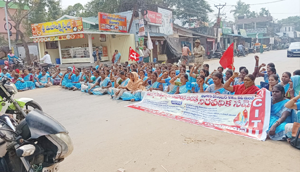 kkd anganwadi workers strike on 11th day