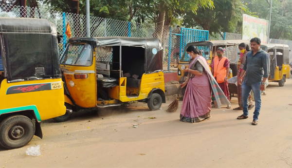 mayor cleaning roads in visakha
