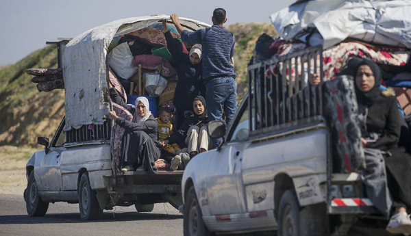 Palestinians leaving Rafah