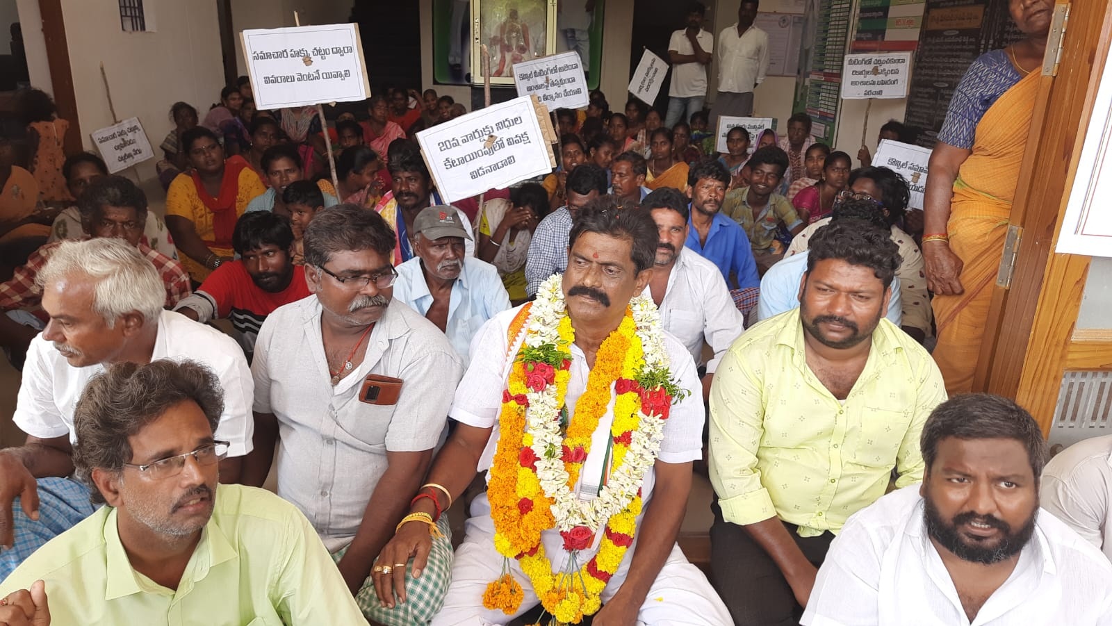 ఫొటో : మున్సిపల్‌ కార్యాలయం ఎదుట ఆందోళన చేపడుతున్న కౌన్సిలర్‌ సూరా భాస్కర్‌రెడ్డి