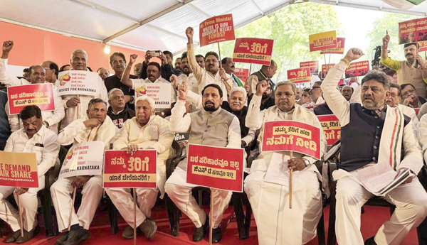 chalo-delhi-siddaramaiah-karnataka-ministers-protest-at-jantar-mantar-against-centre
