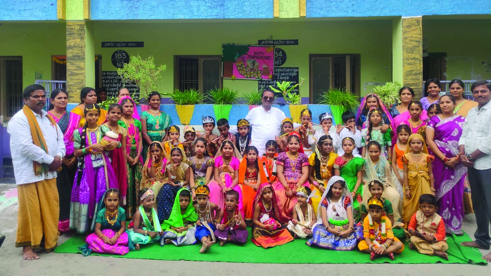 'ఈవో అంకుల్' మా కుటుంబాలను ఆదుకోండికృష్ణుడు, గోపిక వేషధారణలో చిన్నారుల వినూత్న నిరసన