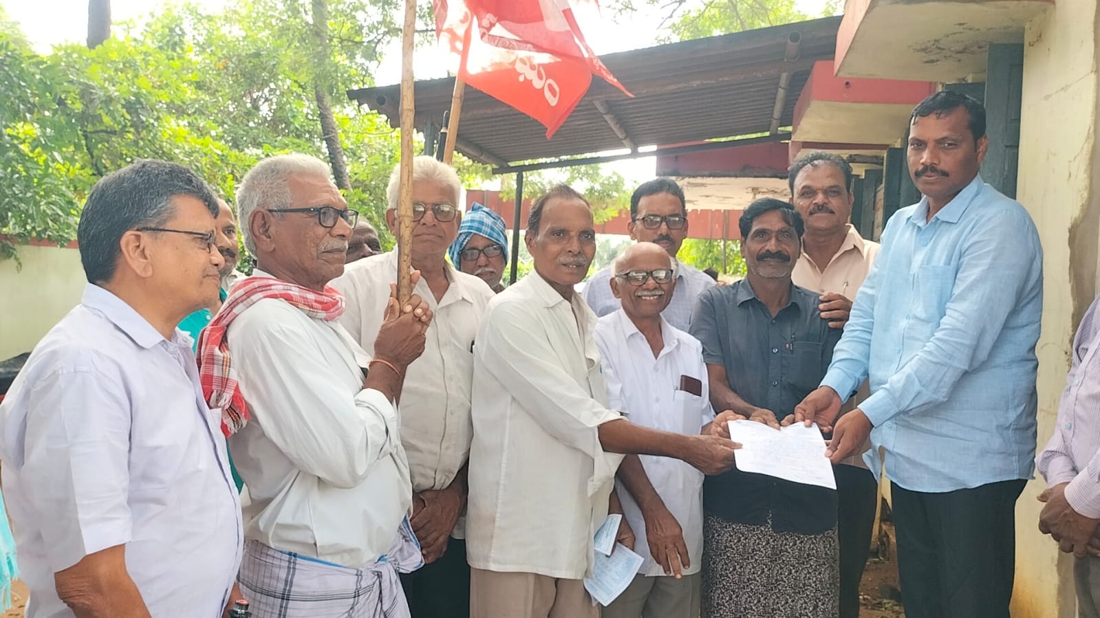 ఫొటో : వినతిపత్రం అందజేస్తున్న వ్యకాసం నాయకులు