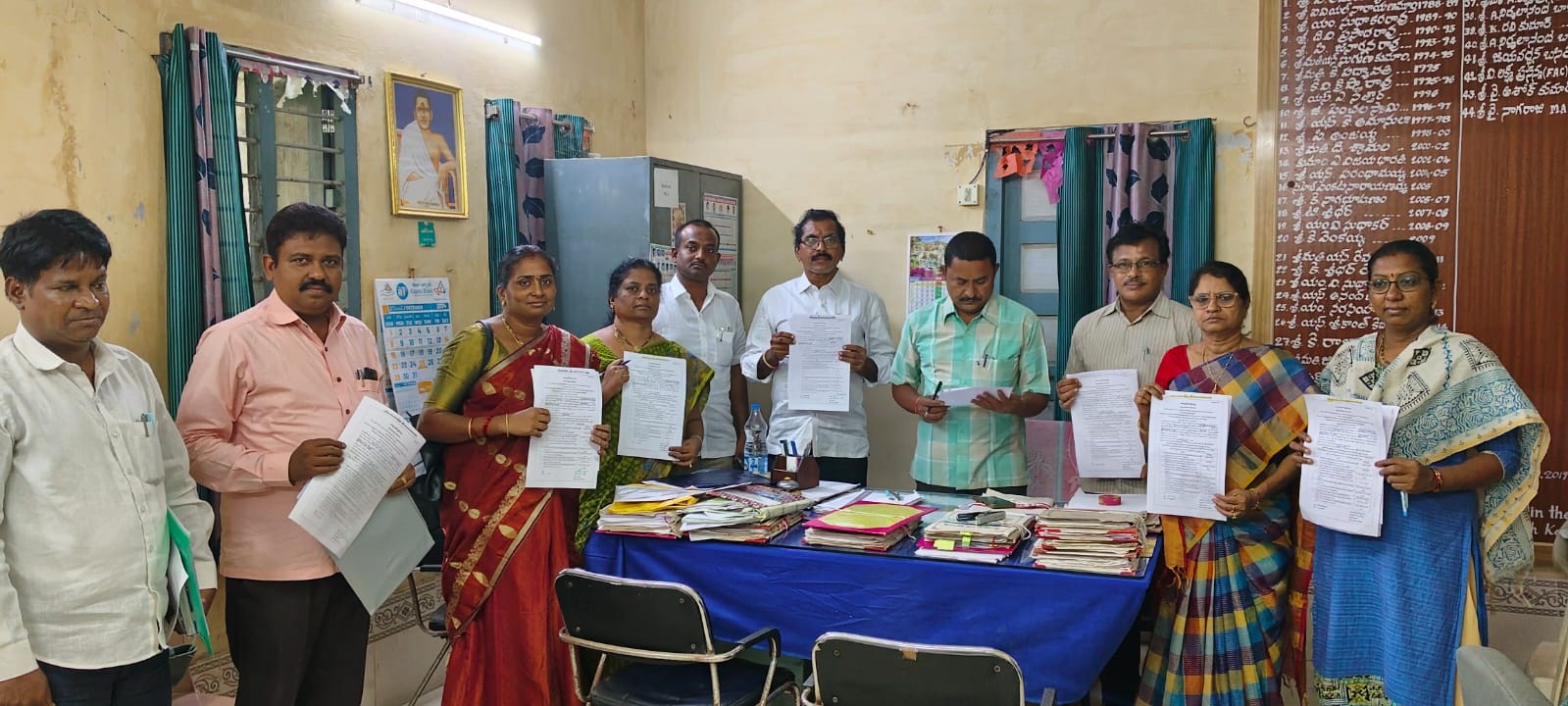 ఫొటో : నోటిఫికేషన్‌ విడుదల చేస్తున్న అధికారులు