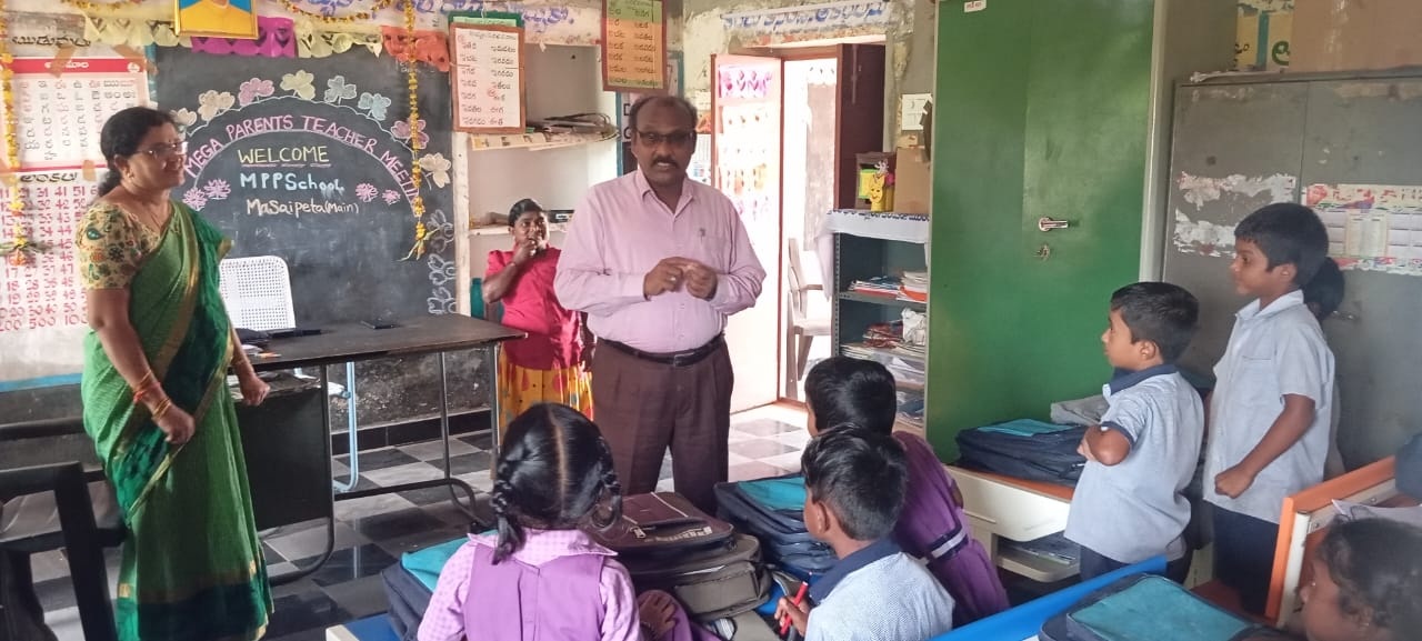 ఫొటో : విద్యార్థులతో మాట్లాడుతున్న ఎంఇఒ మస్తాన్‌వలీ